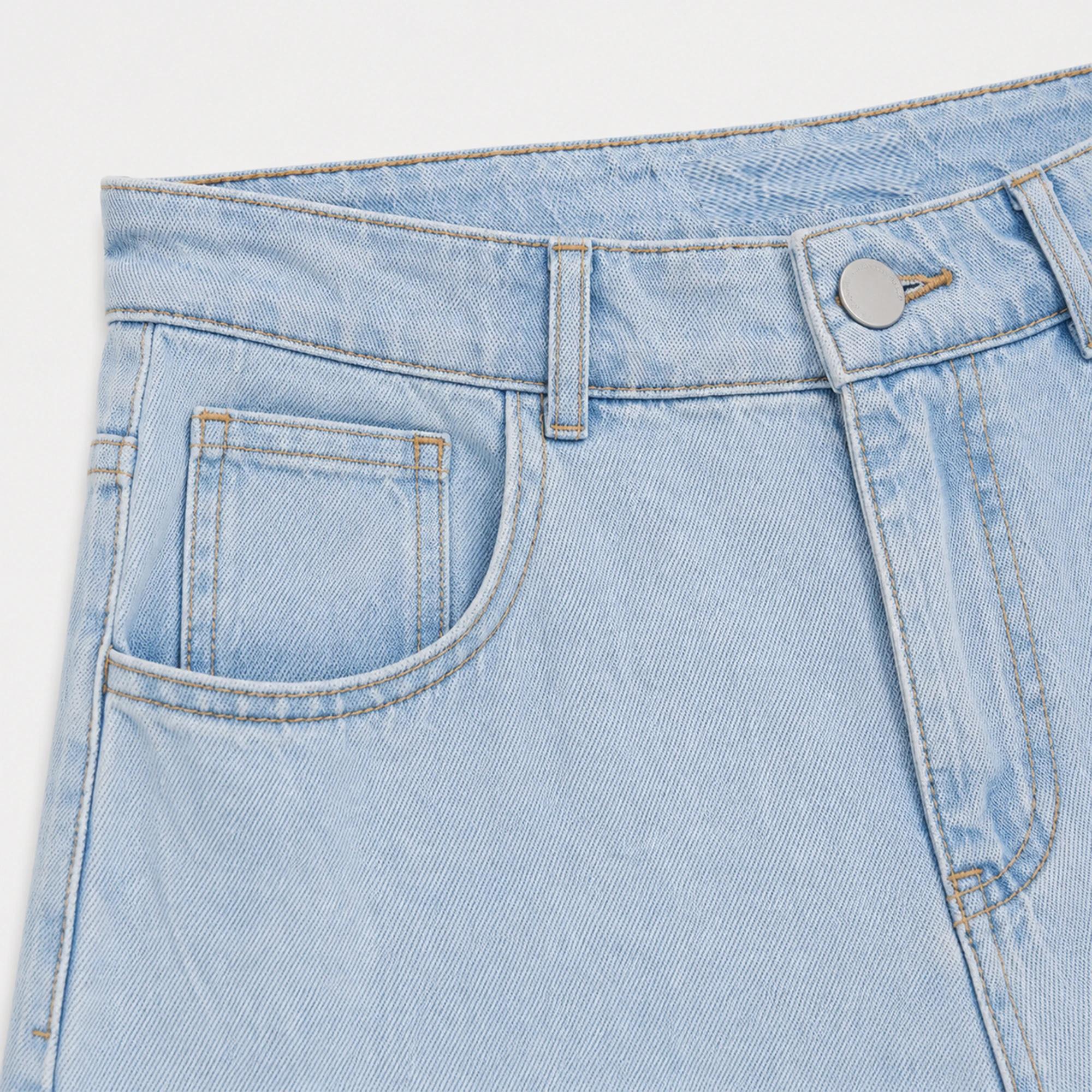 WOMEN'S HIGH-RISE JEANS media preview 3