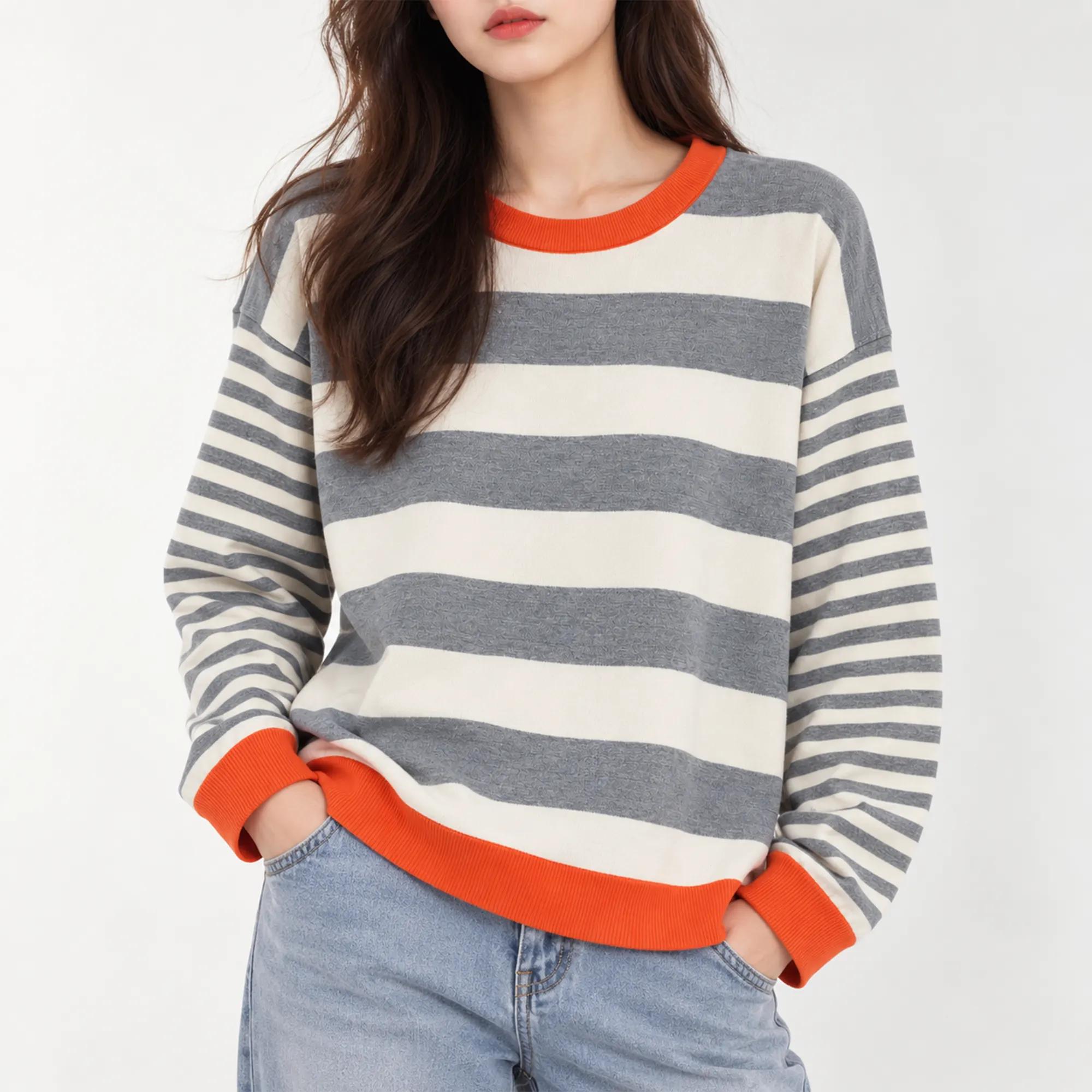 WOMEN'S KNITTED SWEATER WITH A ROUND NECK AND STRIPED PATTERN alternative product image