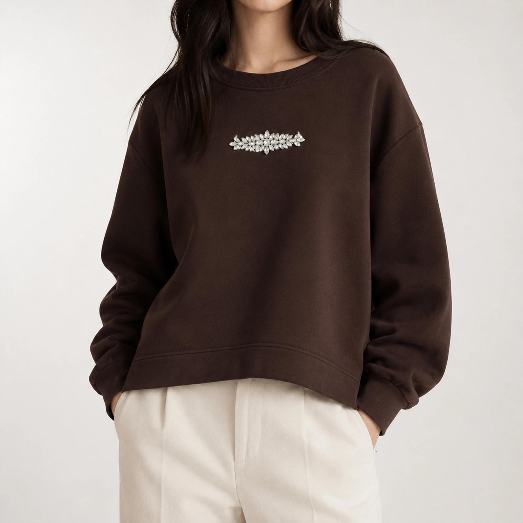 سويت شيرت نسائي بياقة دائرية ومُزيّن بأحجار الراين product image