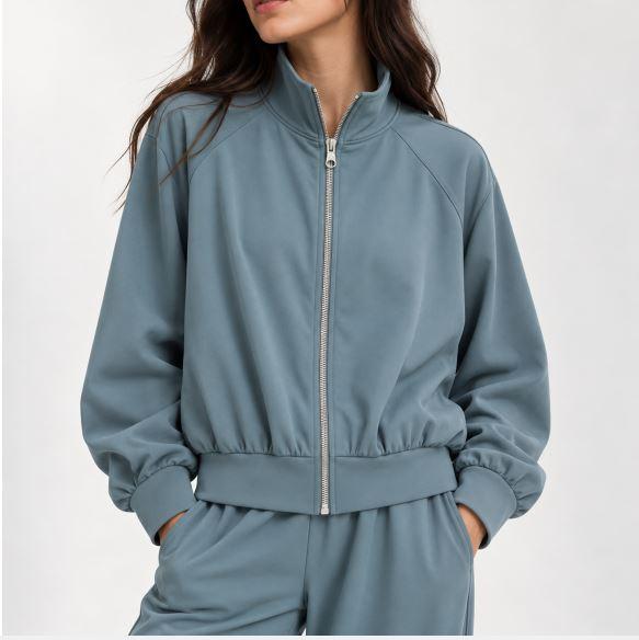 سترة رياضية بياقة مرتفعة للنساء product image