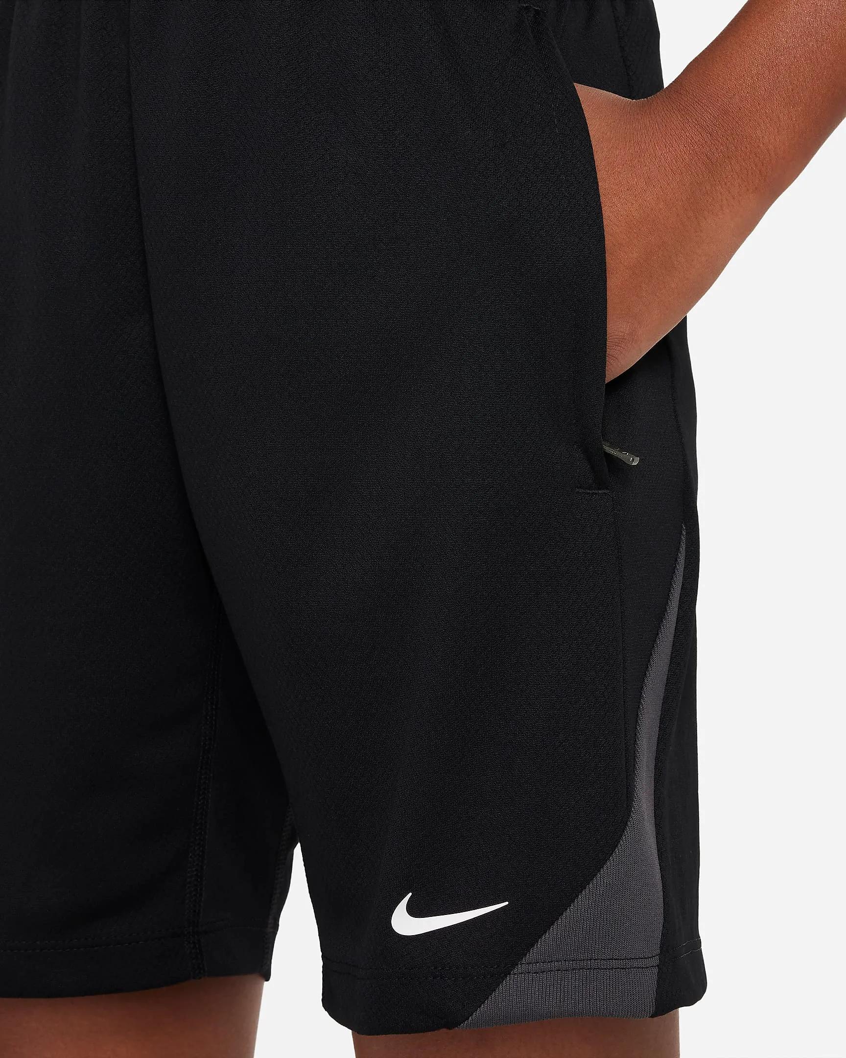 شورت Nike Dri-FIT Strike للأطفال الكبار media preview 4